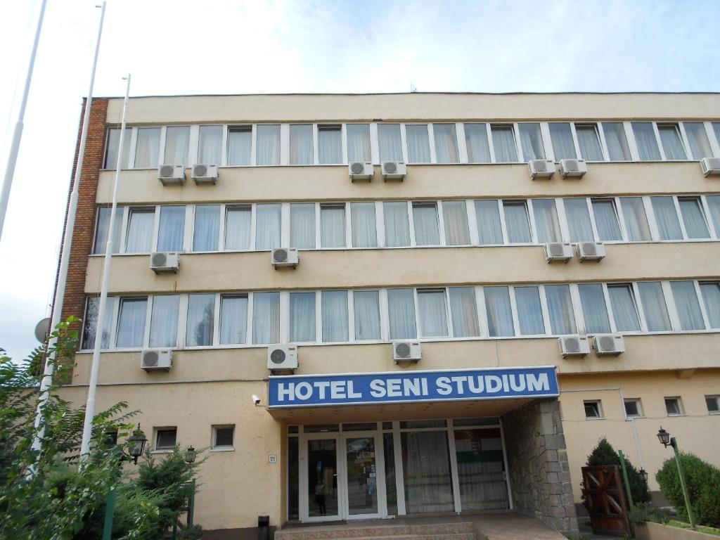 Hotel Seni Studium Budapeste Exterior foto